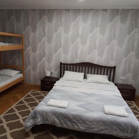 Pelican Guest House & Hostel Chernivtsi Exterior photo