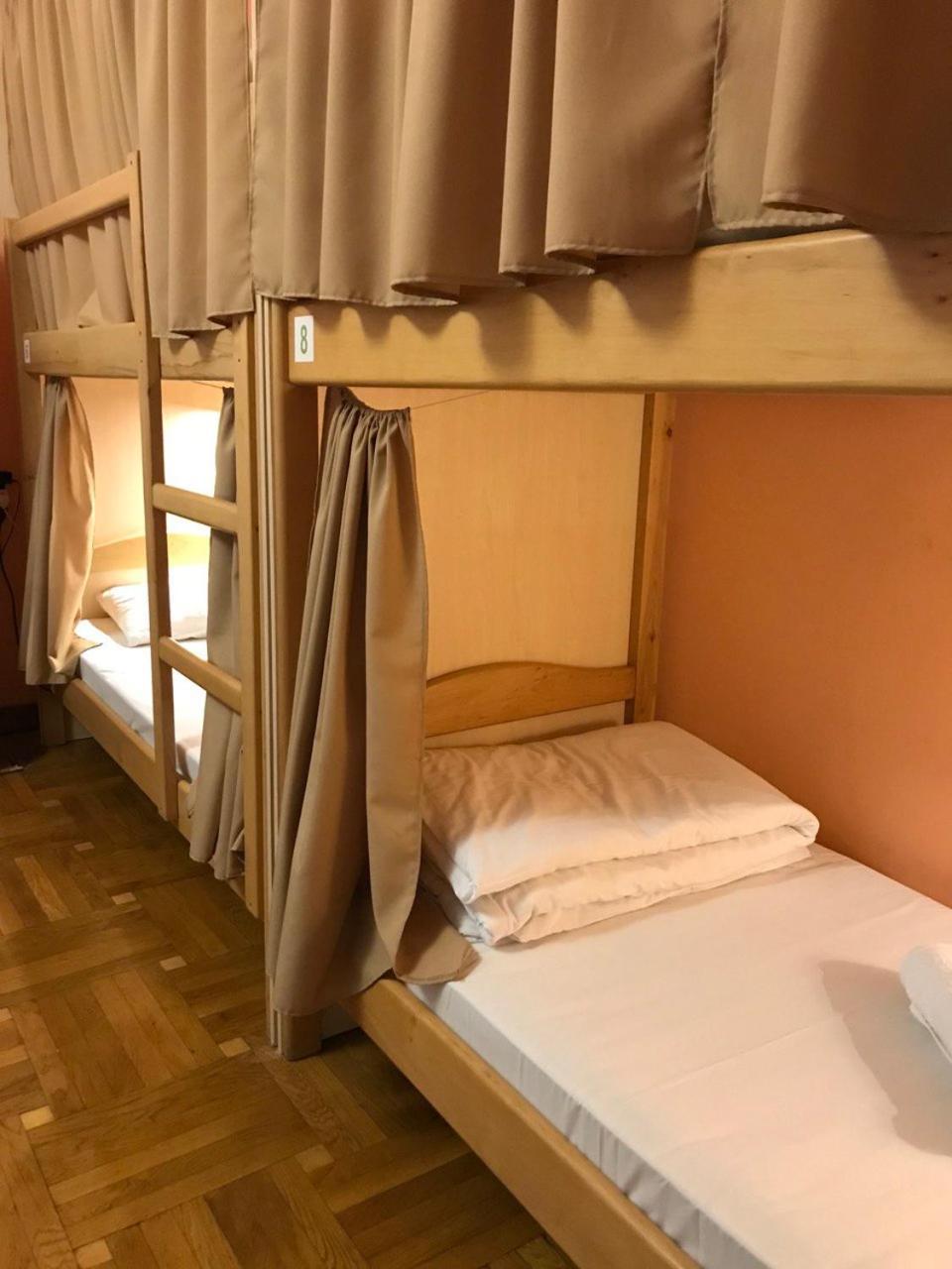 Pelican Guest House & Hostel Chernivtsi Exterior photo