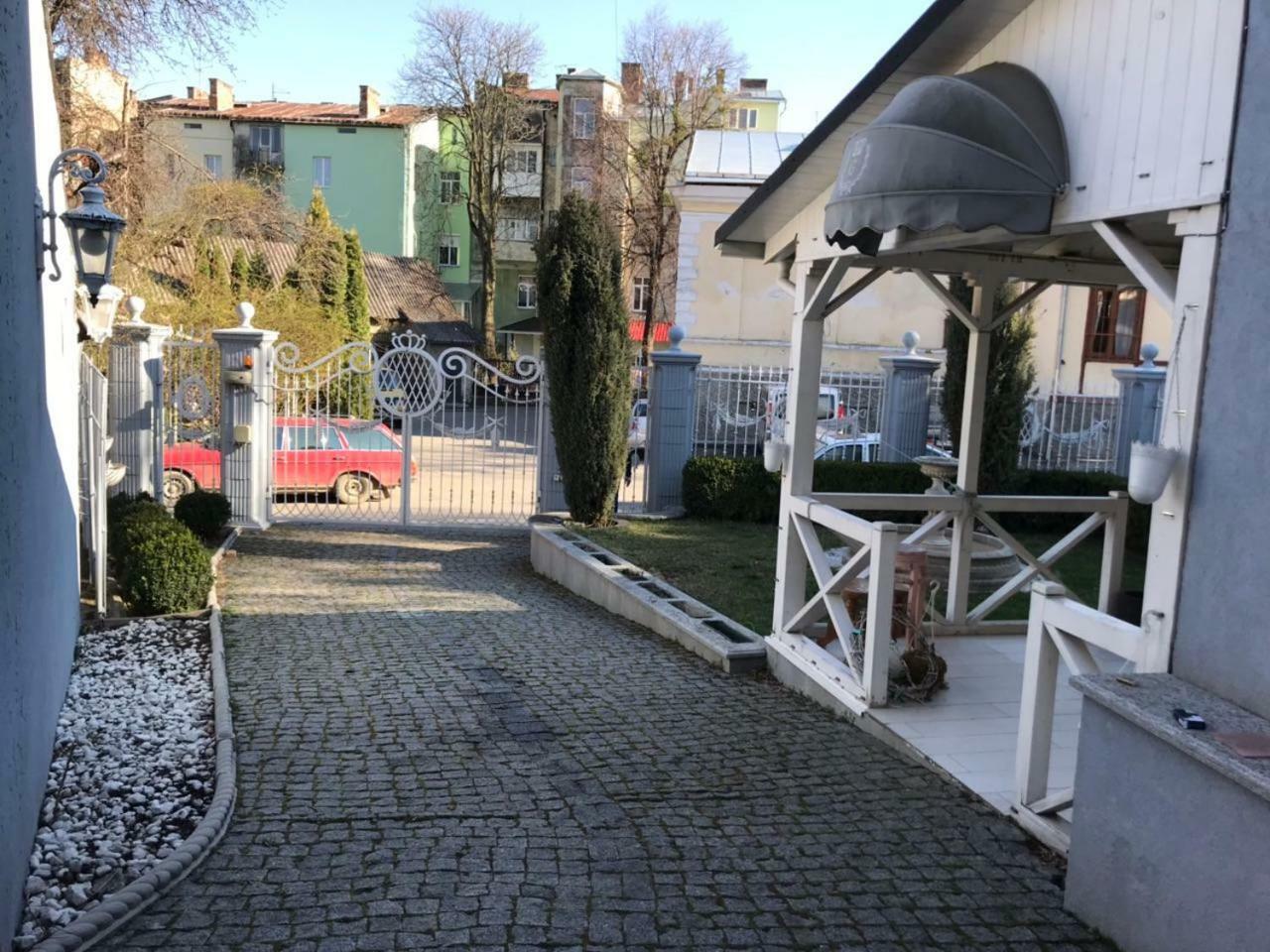 Pelican Guest House & Hostel Chernivtsi Exterior photo