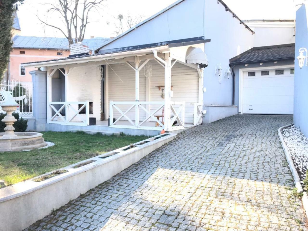 Pelican Guest House & Hostel Chernivtsi Exterior photo