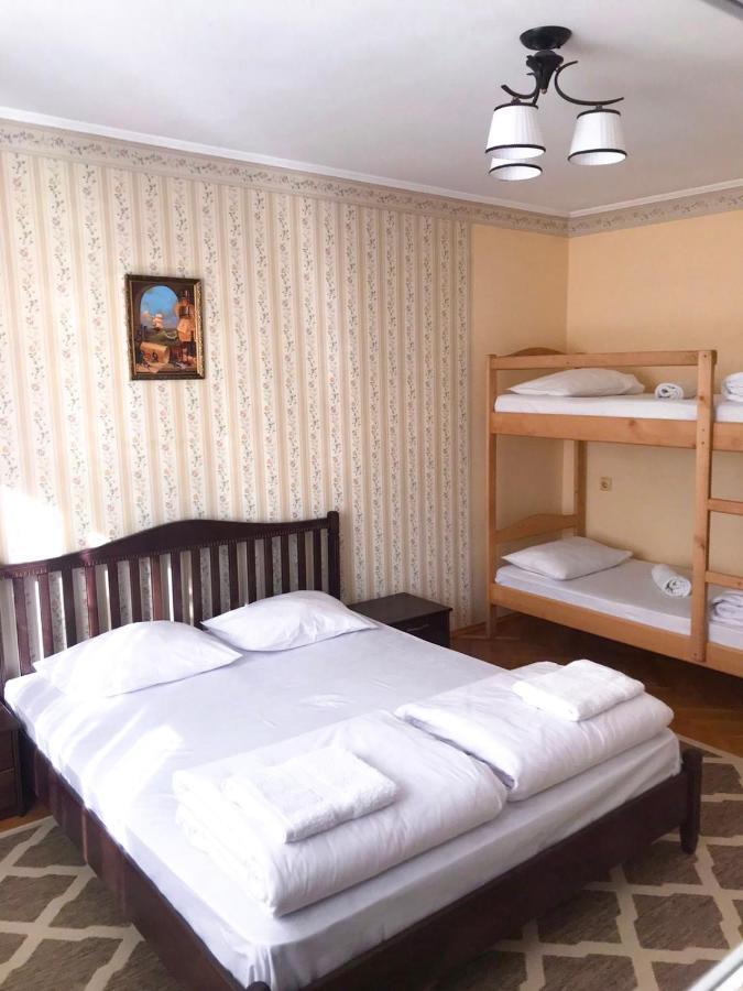Pelican Guest House & Hostel Chernivtsi Exterior photo