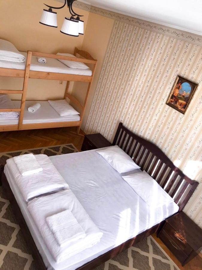 Pelican Guest House & Hostel Chernivtsi Exterior photo