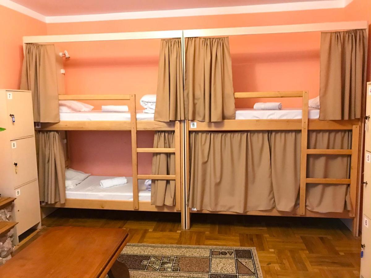 Pelican Guest House & Hostel Chernivtsi Exterior photo